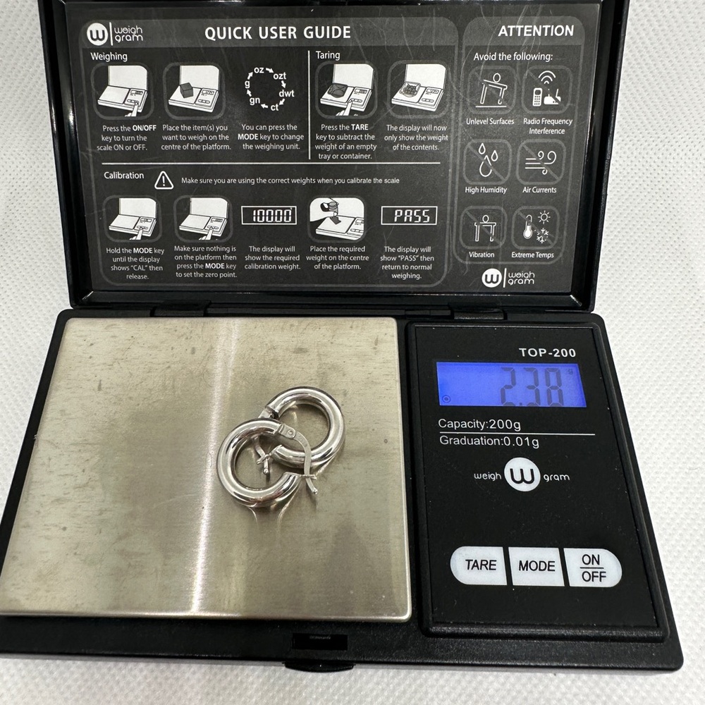 10kt white gold hoop earring - Picture 2 of 3